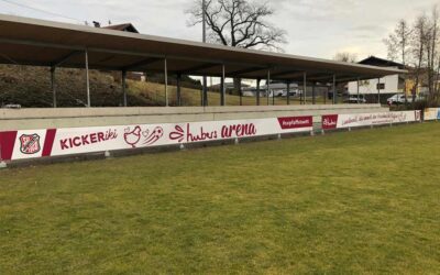 Bandenwerbung in der Hubers Arena in Pfaffstätt