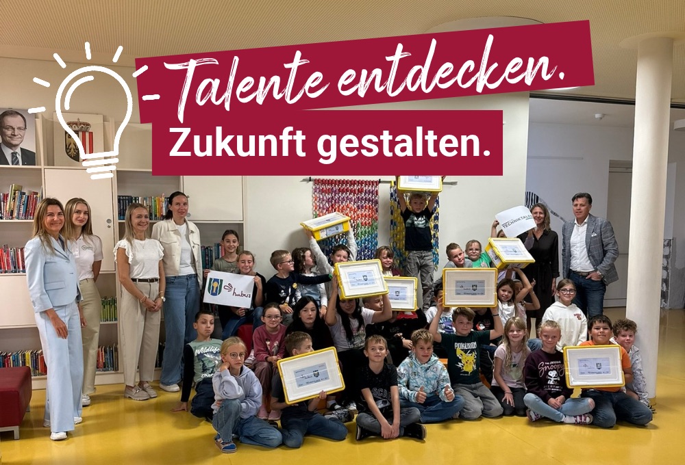 Kinder und Erwachsene halten in einer Bibliothek unter einem Schild mit der Aufschrift Hubers Landhendl liefert für die Wiesn Urkunden in den Händen.
